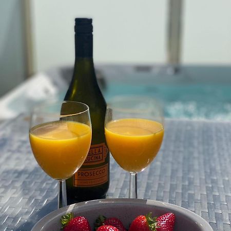 Premium Accommodation With Luxury Hot-Tub And Decking Area, Near Fantasy Island 잉골드멜스 외부 사진