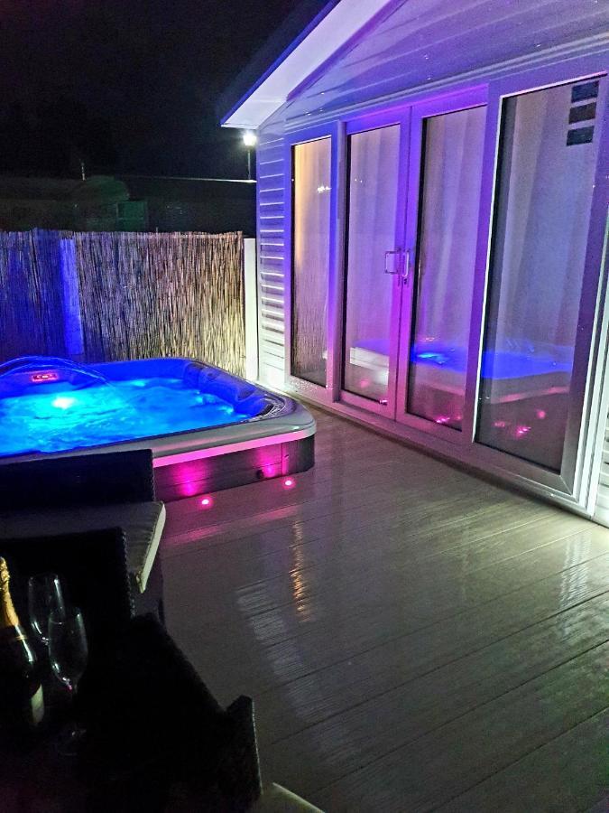 Premium Accommodation With Luxury Hot-Tub And Decking Area, Near Fantasy Island 잉골드멜스 외부 사진