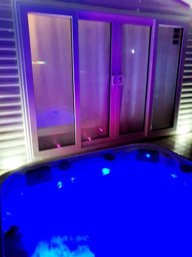 Premium Accommodation With Luxury Hot-Tub And Decking Area, Near Fantasy Island 잉골드멜스 외부 사진