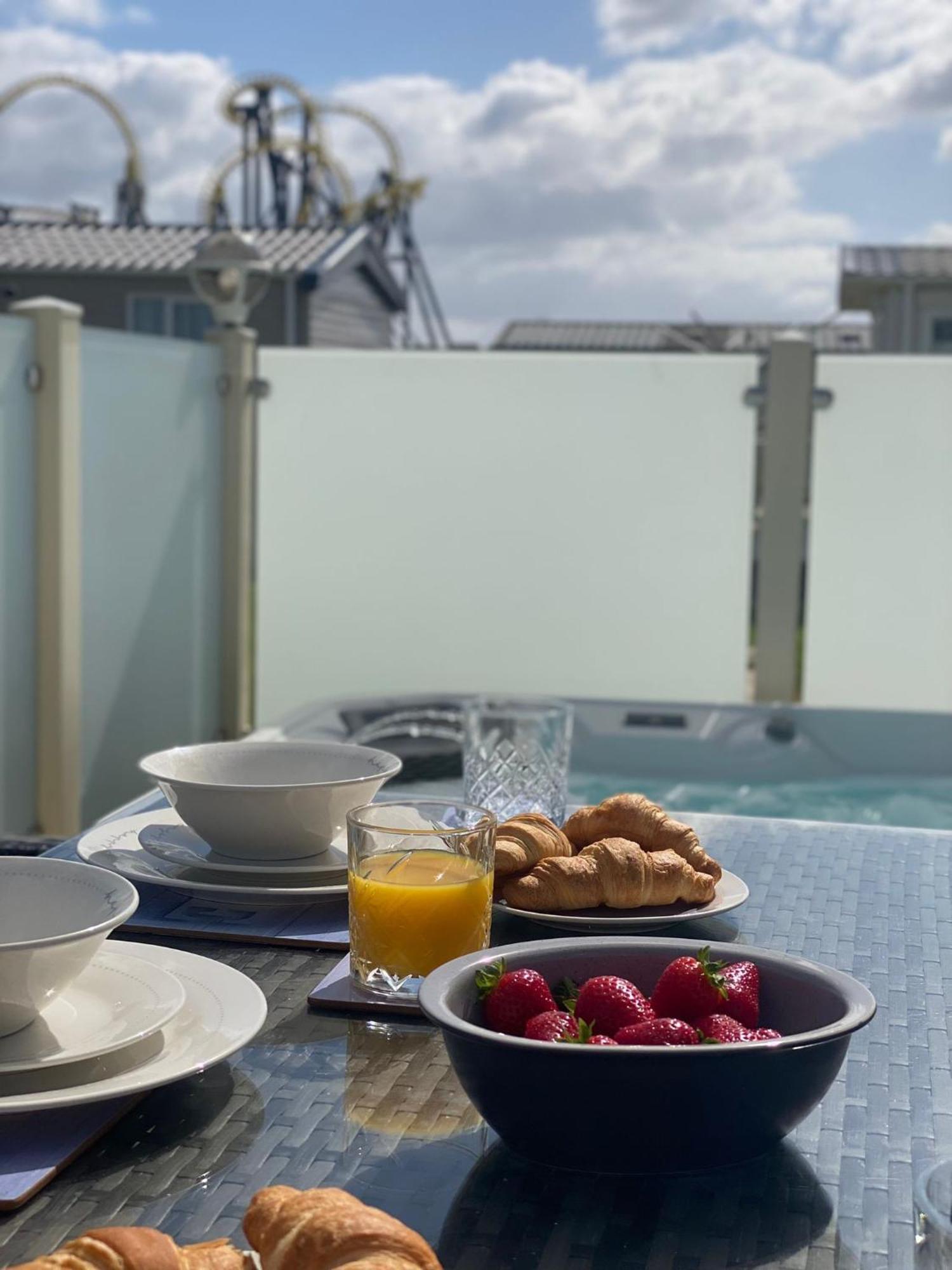 Premium Accommodation With Luxury Hot-Tub And Decking Area, Near Fantasy Island 잉골드멜스 외부 사진