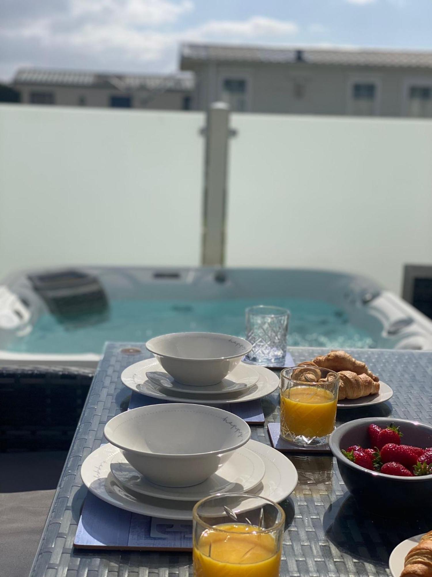 Premium Accommodation With Luxury Hot-Tub And Decking Area, Near Fantasy Island 잉골드멜스 외부 사진