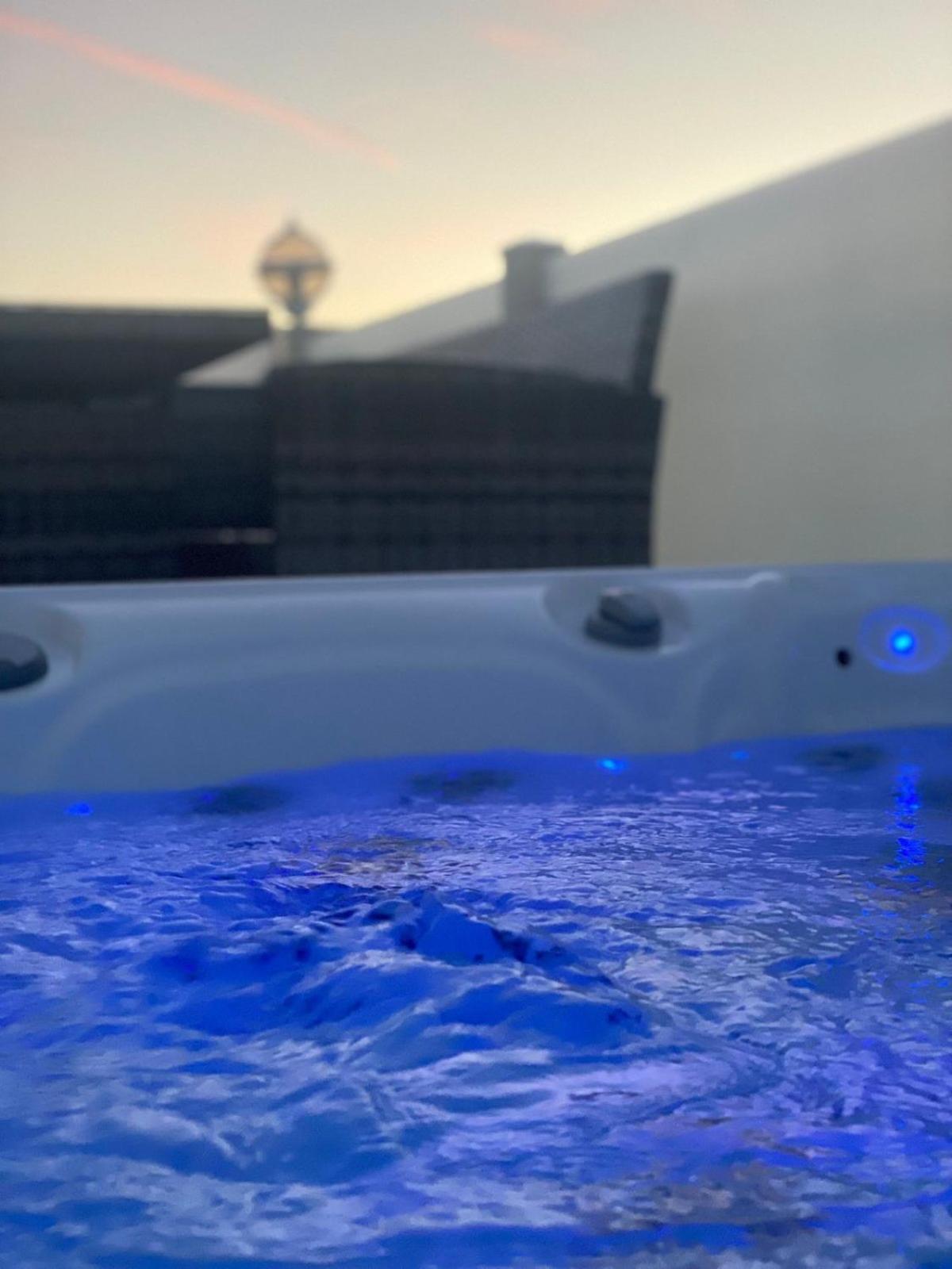 Premium Accommodation With Luxury Hot-Tub And Decking Area, Near Fantasy Island 잉골드멜스 외부 사진